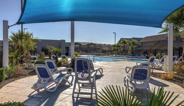Luxury 3-bedrm St. George townhome with pool by Sand Hollow & Zion. Sleeps 10