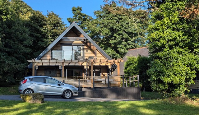 Luxury 3-bedroom lodge. Spacious country estate. Own hot tub. Free gym, pool etc