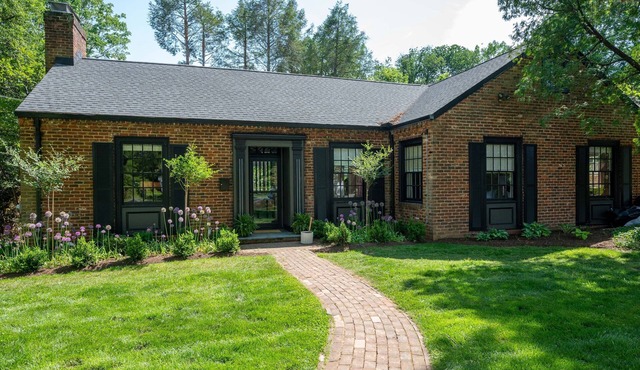 Luxury 3-bedroom House at UVA - Outdoor Fireplace