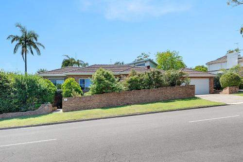 Luxury 3 bedroom 2 bathroom full home with easy access near Cronulla