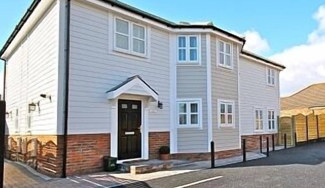 Luxury 3 Bedroom 2 Bathroom home, Close To Beaches,Parking for 1 car