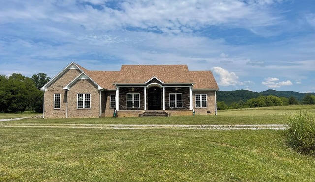 Luxury 3-bedroom/3-bath/5-acre retreat in the tranquil foothills of TN