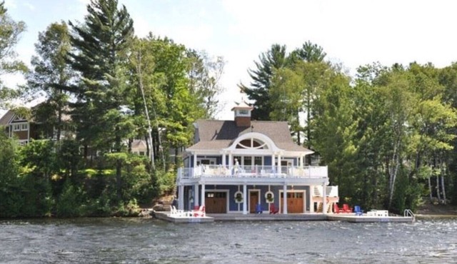 Luxury 3 Bedroom, 3 Bathroom Villa on Lake of Bays