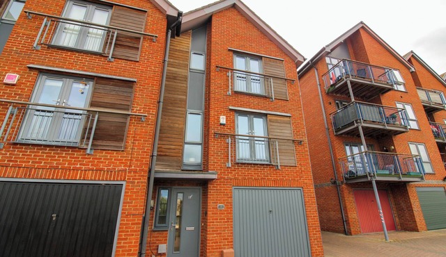 Luxury 3 bedroom 3 storey riverside living in a tranquil location.