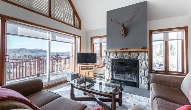 Luxury 3 Bedroom 2-level ski-in/ski-out condo, Renovated - Sleeps 6