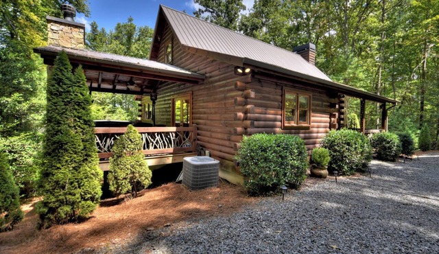 Luxury 3-bedroom cabin in charming Blue Ridge