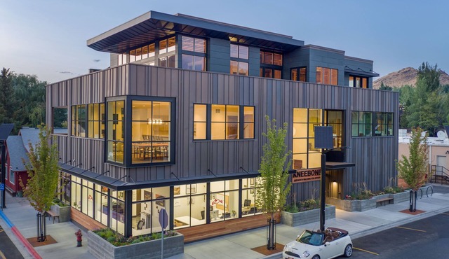 Luxury 3 Bedroom Condo Amazing Views & Unbeatable Downtown Location