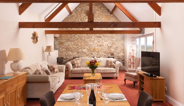 Luxury 3-bedroom cottage with shared indoor heated pool, sauna and gym, plus golf and tennis