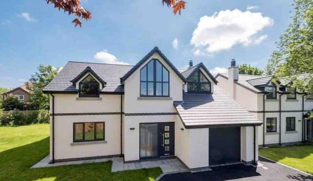 Luxury 3 Bedroom detached house on Private Road