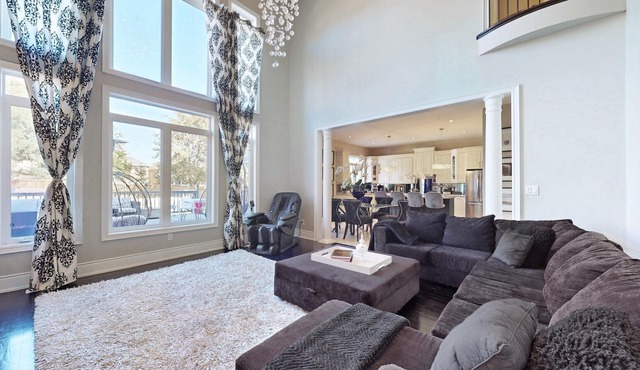 Luxury 3 Bedroom Family Home - w/Free WiFi & Parking. 20mins from Downtown