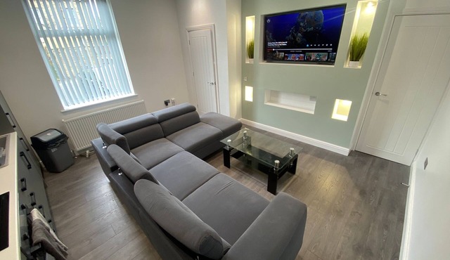 Luxury 3 Bedroom Holiday Home ,Jacuzzi Bath,Private Parking,Sleeps 10, 2 Min M62