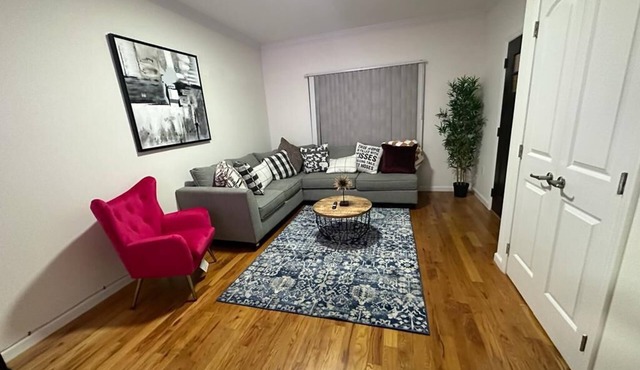 Luxury 3 bedroom home 3 minutes to EWR