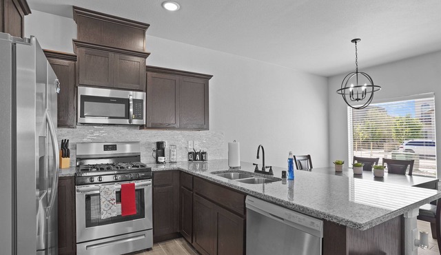 Luxury 3 bedroom home w/ high speed wifi & garage