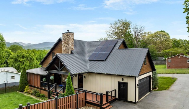 Luxury 3-bedroom house near Asheville w Hot tub, Fire Pit, Gourmet Kitchen