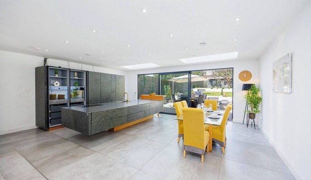 Luxury 3-Bedroom House with Large Garden & Outhouse in St Albans