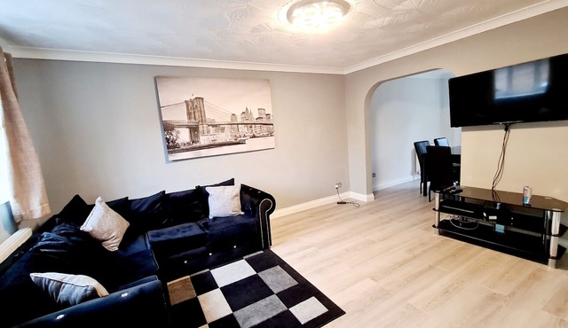 Luxury 3-Bedroom House Nr ExCEL London, O2 w/FREE WiFi, Parking. Sleeps 6