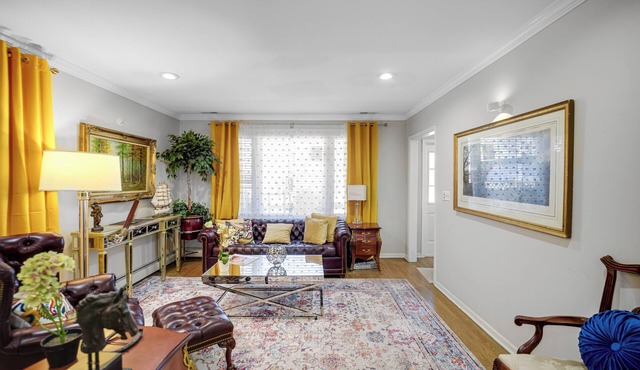Luxury 3-bedroom house with AC in vibrant Chicago