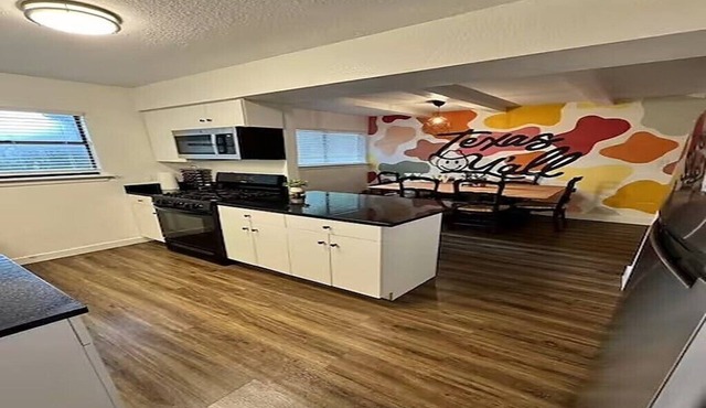 Luxury 3-bedroom house with pool/AC in Austin