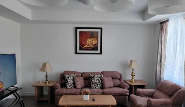Luxury 3-bedroom-hyde Park- Close to Uwo/hospital