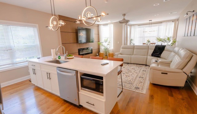 Luxury 3 bedroom in Chicago, minutes from downtown and steps from Lake Michigan