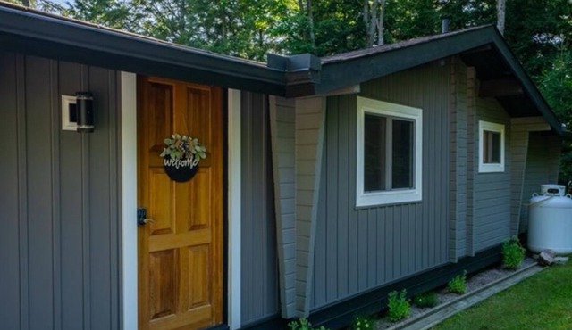 Luxury 3 Bedroom Main cottage on clear lake Muskoka