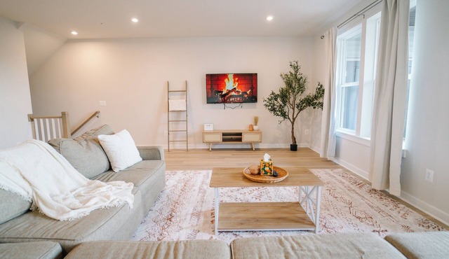 Luxury 3-bedroom Newly Built Ashburn Home 40 Min to DC 4 Mins to Train Station