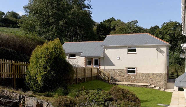 Luxury 3-bedroom pet friendly cottage with indoor heated pool, gym, Jacuzzi, sauna and tennis court