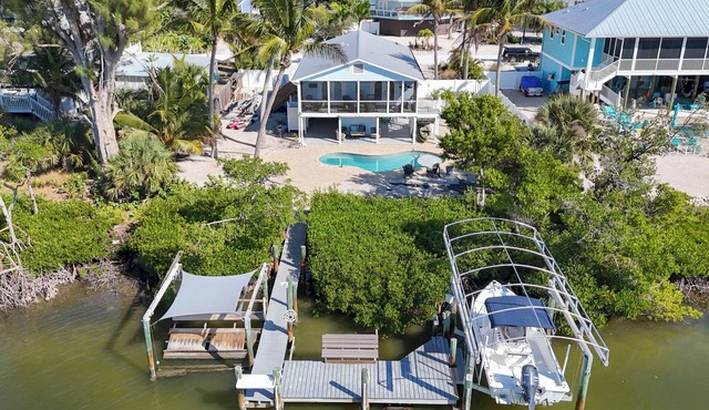 Luxury 3 bedroom pool home on Bocilla Lagoon!