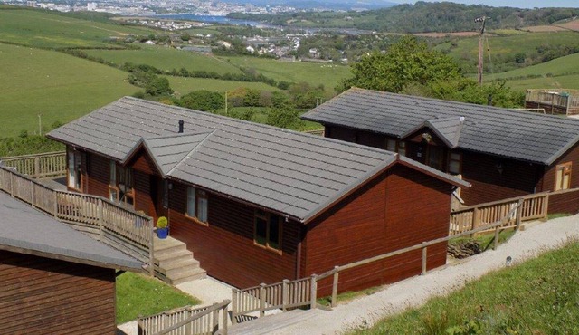 Luxury 3 bedroom Scandinavian Lodge steps from Whitsand Bay beach