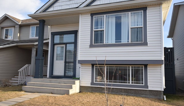 Luxury 3 Bedroom Suite near Calgary Airport Wifi Free Parking