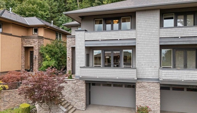 LUXURY 3-bedroom townhome with office/WiFi, AC in fabulous Portland