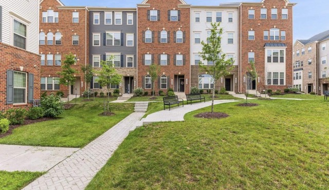 Luxury 3-bedroom townhome near NASA