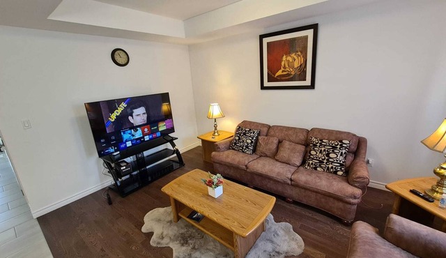Luxury 3-bedroom-townhouse Close to Uwo/hospital