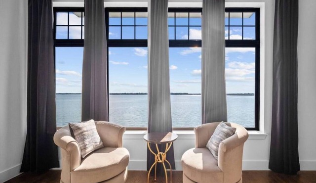 Luxury 3 Bedroom Waterfront Home Near Dallas
