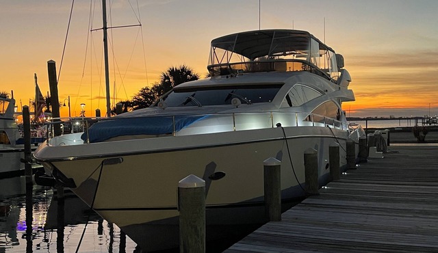 Luxury 3-bedroom Yacht - Gorgeous Bayfront Paradise!