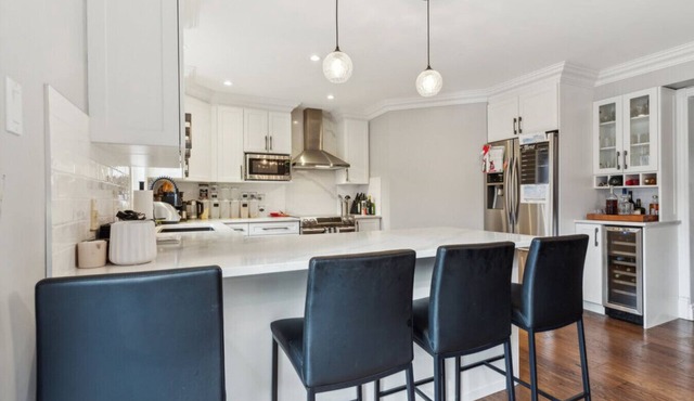 Luxury 3 bedrooms house, pool, garage