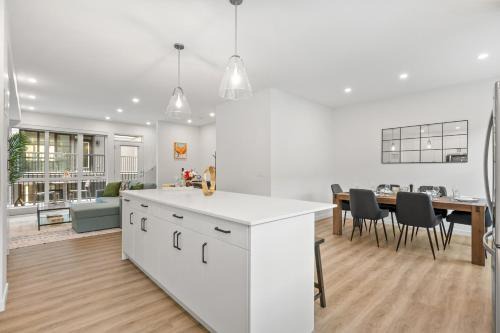 Luxury 3 Bedrooms Spacious Townhome, 2 Car Garage, Sleeps 8, Heater & AC, King Bed, Easy Ski Access, Next to WinSport, 10km from Calgary Downtown, Near Banff