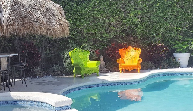 Luxury 3 BR/2 BA retreat with heated private pool and hot tub close to the beach