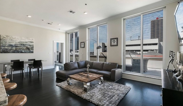 Luxury 3 BR Penthouse with balcony in Downtown NOLA