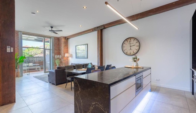 Luxury 3 brm 2 bath Woolstore apt with Courtyard