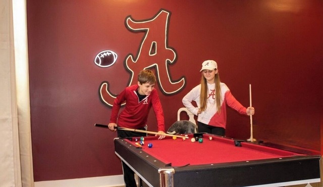 Luxury 3 King Beds Hot Tub & Game Room Batting Cage Close to UA& River Run Park
