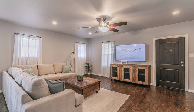 Luxury 3 King Beds Sleeps 10 Office Near TCU, Dickies, & Hospitals