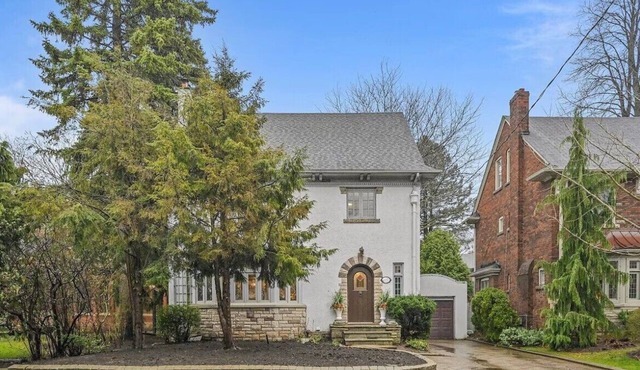 Luxury 3-level Home with BBQ & Private Backyard