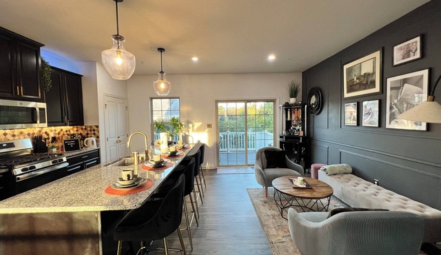 Luxury 3-Level Townhome Near BWI, Easy City Access, Parking Included