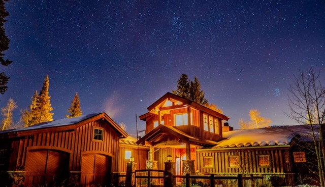 Luxury 3-Peaks Lodge with waterfalls, wildlife, & wraparound decks