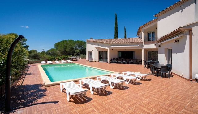 Luxury 3* property with swimming pool between Nîmes & Montpellier, up to 30 people.