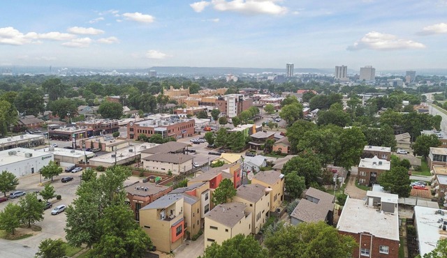 Luxury 3-Story Urban Condo on Cherry Street in Tulsa. 5min to BOK Center