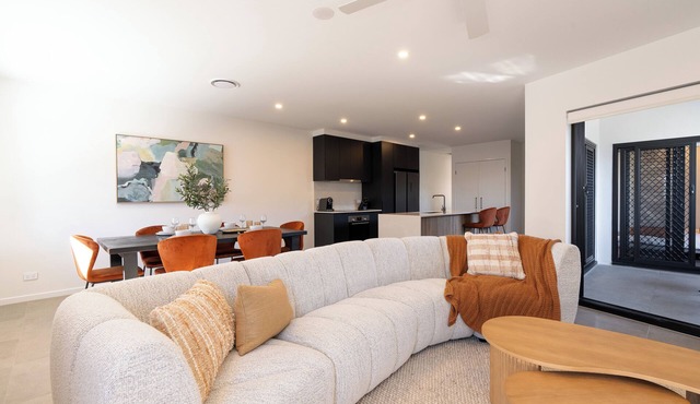 Luxury 3BD apartment mountain view/parking walking distance to shops/air con