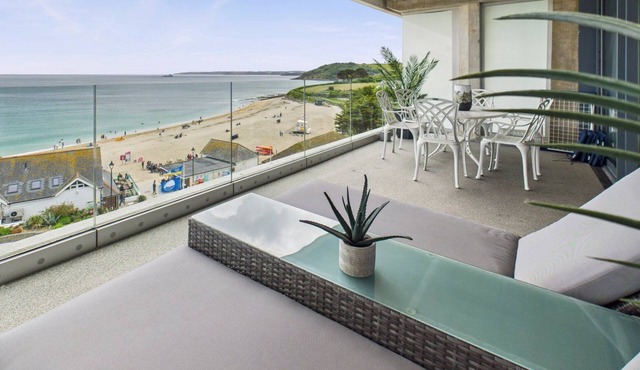 Luxury 3bd -Beach access | Free parking | Sea View