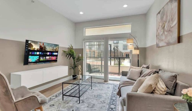 Luxury 3BD | Deep Ellum | Free Parking | Pool+Gym